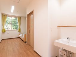明るい窓と洗面台の部屋