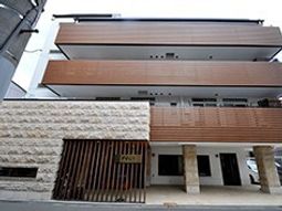 モダンな建物のエントランス