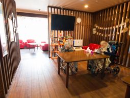 木目調の居心地ラウンジ