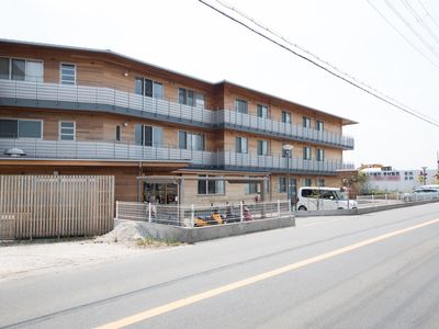 木造調の建物の外観