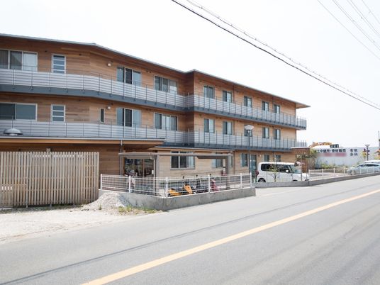 木造調の建物の外観