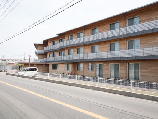 木目調の外観の建物