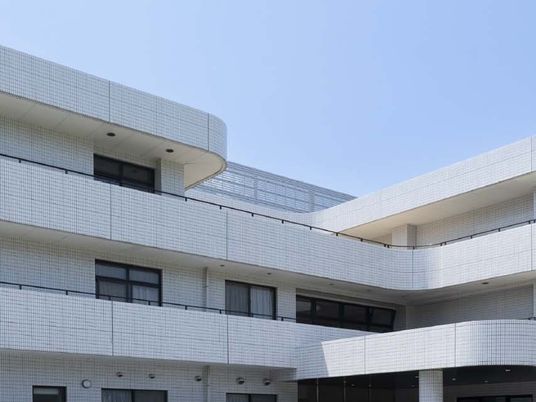 白い外壁の建物外観  