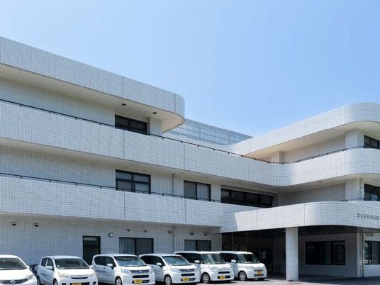 白い建物の外観  