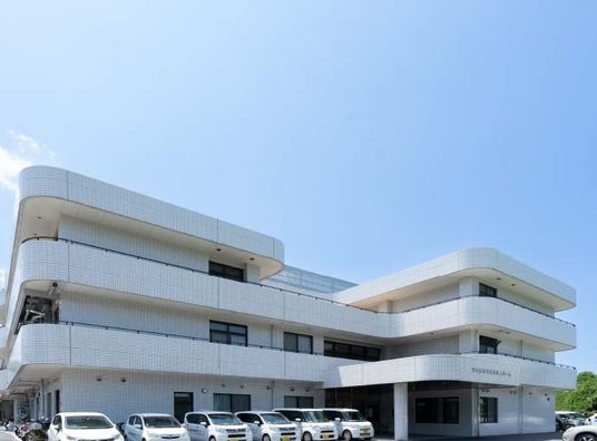 白い建物の外観  