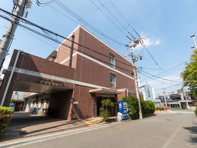 レンガ調の建物外観