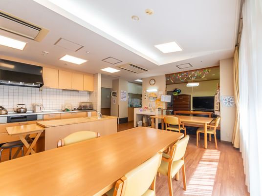 日差しの入る食堂