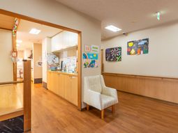 壁の掲示物がある廊下