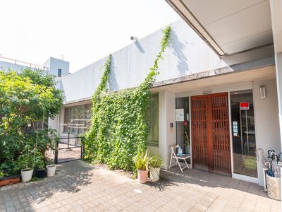 自然に囲まれた外観