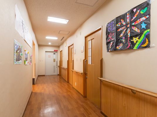 壁に絵が飾られた廊下