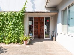 緑に囲まれた入り口