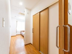 居室の入り口と廊下