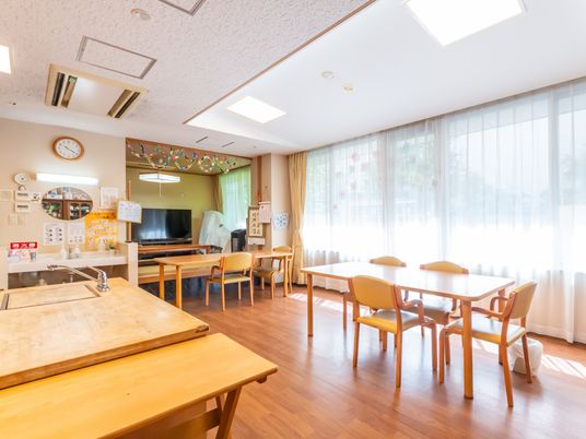 自然光が入る食堂
