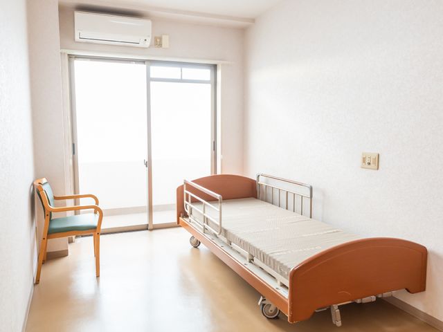 居室の清潔な一室 居室 ゆったりとした空間の居室で、明るく開放的な雰囲気が感じられます。安心して日常を過ごすための配慮がなされた設計です。