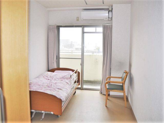 居心地の良い居室の一角 居室 日当たりの良い、ゆったりとした居室です。快適な環境でリラックスでき、個々のプライバシーも尊重されています。