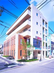 モダンな建物のエントランス