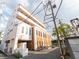 明るい建物の外観