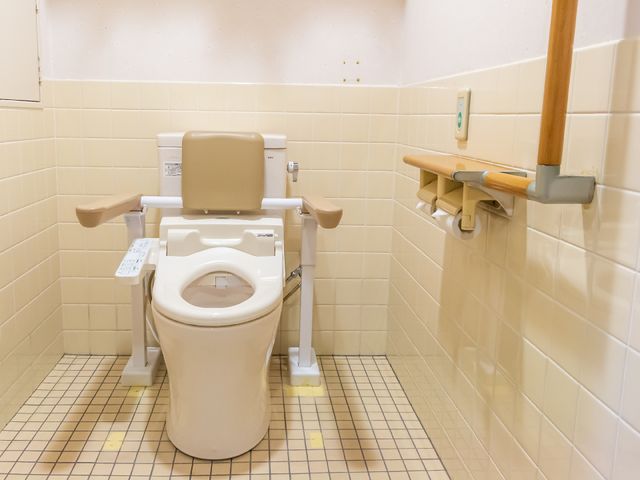 バリアフリー設計のトイレ トイレ 安全を考慮した取っ手付きのトイレです。安心してご利用いただける工夫が随所に施されています。