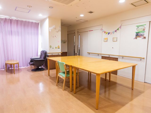 共有リビングの一角 共有スペース 落ち着いた色合いの休憩スペースで、ゆったりとした椅子も完備されており、のびのびと過ごせる環境です。
