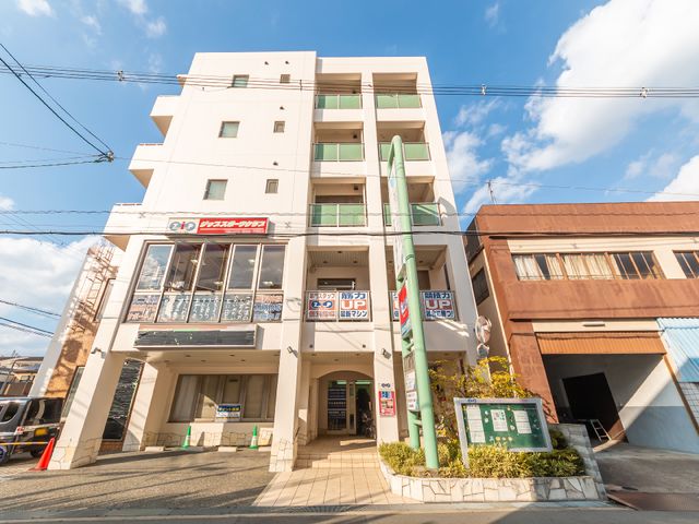 施設の外観写真 外観 白と緑のモダンなデザインが印象的な建物です。周辺は明るく、生活に必要な施設へのアクセスも良好です。