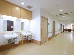 手すり付洗面所と廊下