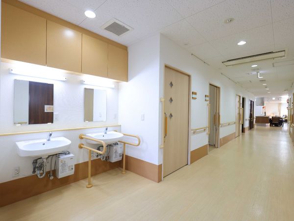手すり付洗面所と廊下