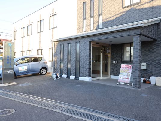 シンプルな建物のエントランス