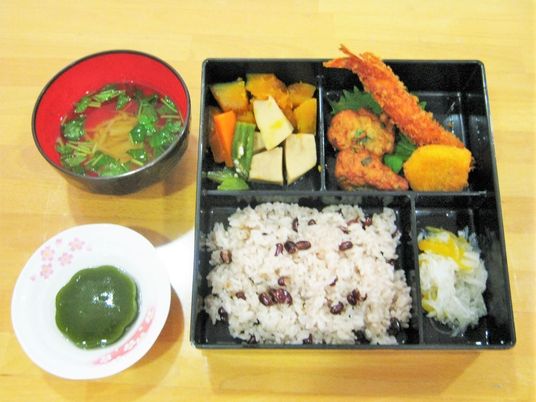 栄養満点の彩り豊かな食事