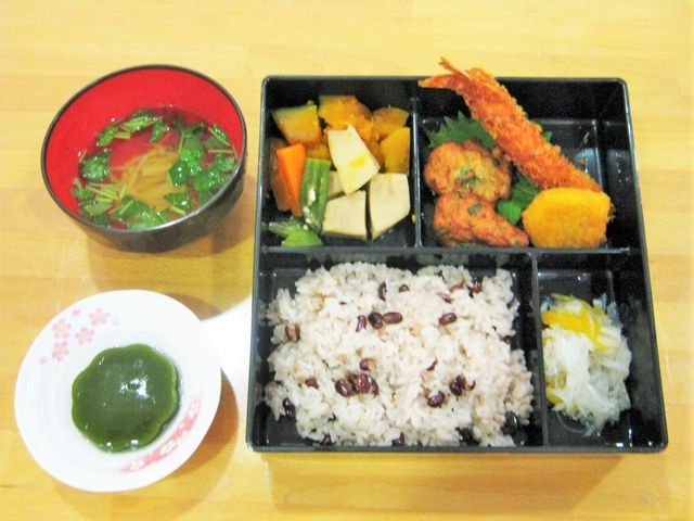 栄養満点の彩り豊かな食事 食事 彩り豊かで栄養バランスを考えた食事は、日々の健康をサポートします。食事の時間が毎日の楽しみの一つとなるよう心がけています。