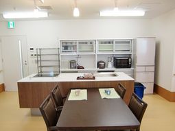 清潔なキッチンとダイニング