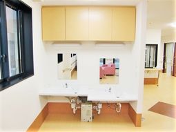 清潔な洗面所と鏡