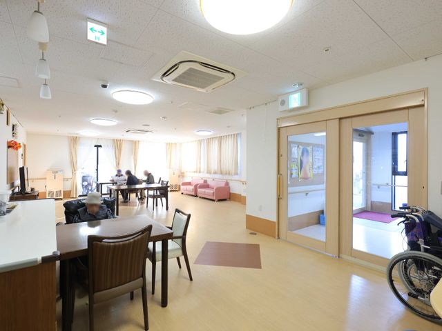 共有スペースの日常風景 共有スペース ゆったりとしたダイニングでリラックスしながら食事を楽しむ様子が垣間見えます。スタッフと利用者の和やかな交流が生まれる場所です。
