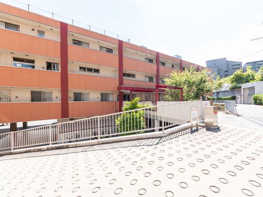 赤茶色の建物の外観