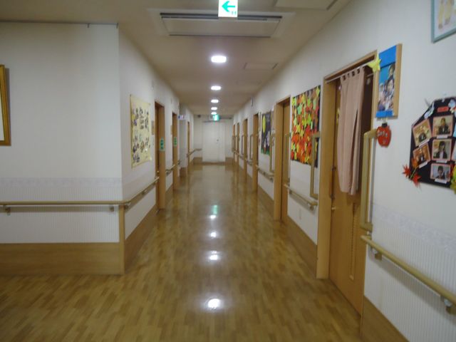 廊下に飾り付けあり 廊下 手すりがある明るい廊下は、壁面に彩り豊かな作品で飾られ、日々の通行も楽しくなります。