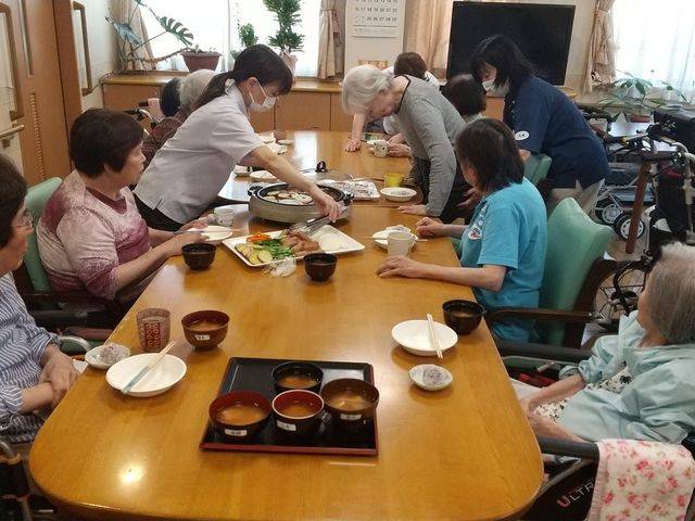 共に食事を楽しむ居室内 食事イベント 賑やかな食堂で、スタッフが愛情込めた手料理を提供しており、入居者様は笑顔で団欒を楽しんでいます。