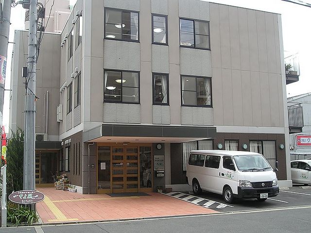 現代的な建物のエントランス 外観 清潔感のある建物の入り口はバリアフリー設計で、訪れる方々の利便性を考慮しています。