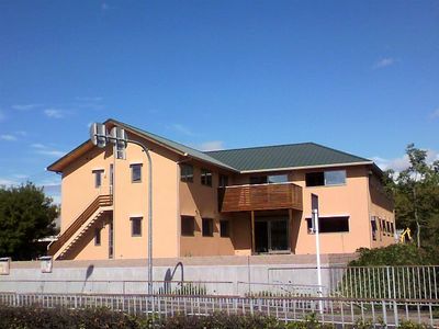 新しい建物の外観