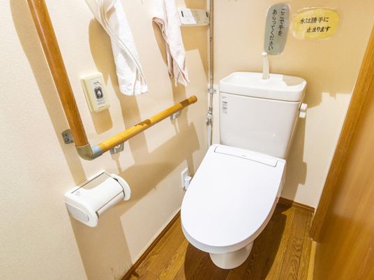 手すり付きの安心トイレ
