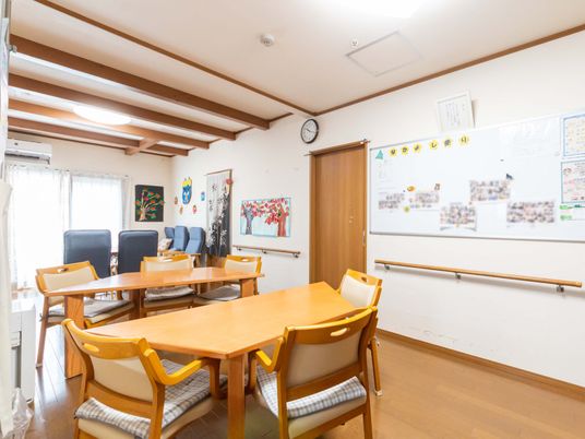 木のテーブルと椅子の部屋