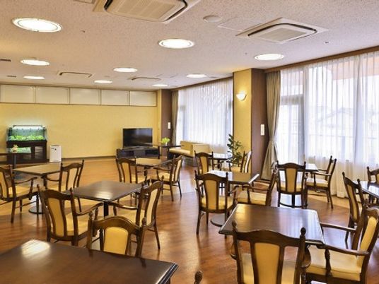 共有スペースの明るい食堂