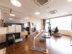 機能訓練室と利用者の様子