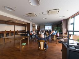 リラックスする人々の食堂