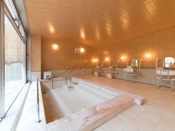 木目調の明るい浴室空間