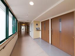 明るい廊下の風景