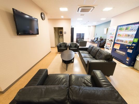 腰かけやすい高さのソファがコの字型に設置され、壁にはテレビがあり、入居者様同士の会話が弾む。自動販売機があり、購入が自由にできる。