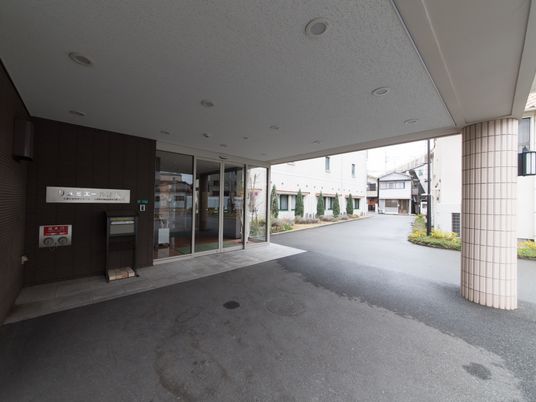 エントランスが広々とした施設