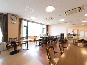 明るく広々とした食堂