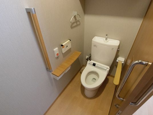 バリアフリー設計のトイレ