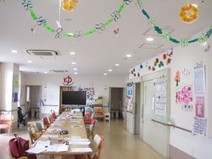 装飾が施された広い室内