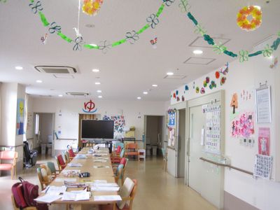 装飾が施された広い室内